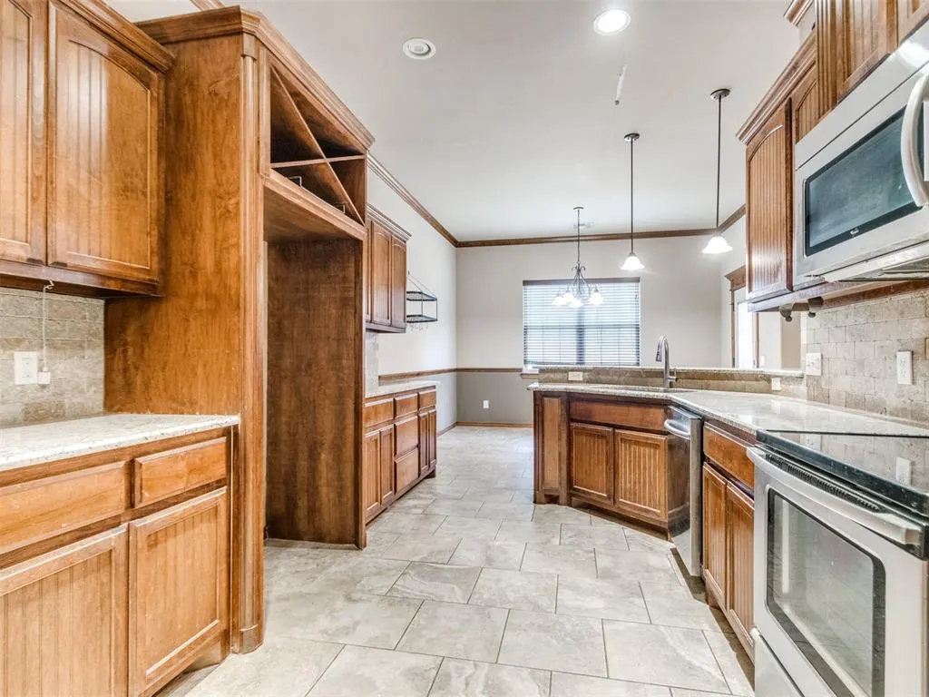 Photo 14 — 641 SW 28th Street, Moore, OK 73160