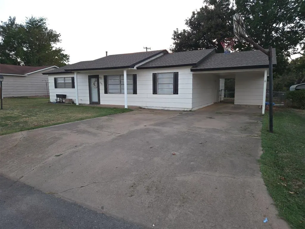 Front exterior — 606 N Cedar Avenue, Stroud, OK 74079