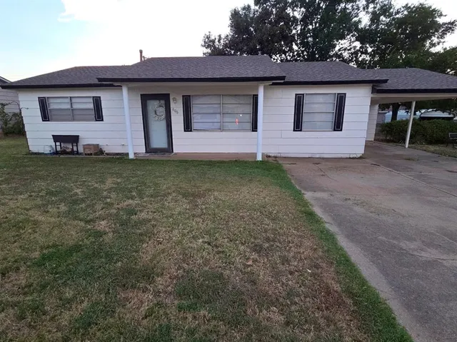 Photo 2 — 606 N Cedar Avenue, Stroud, OK 74079