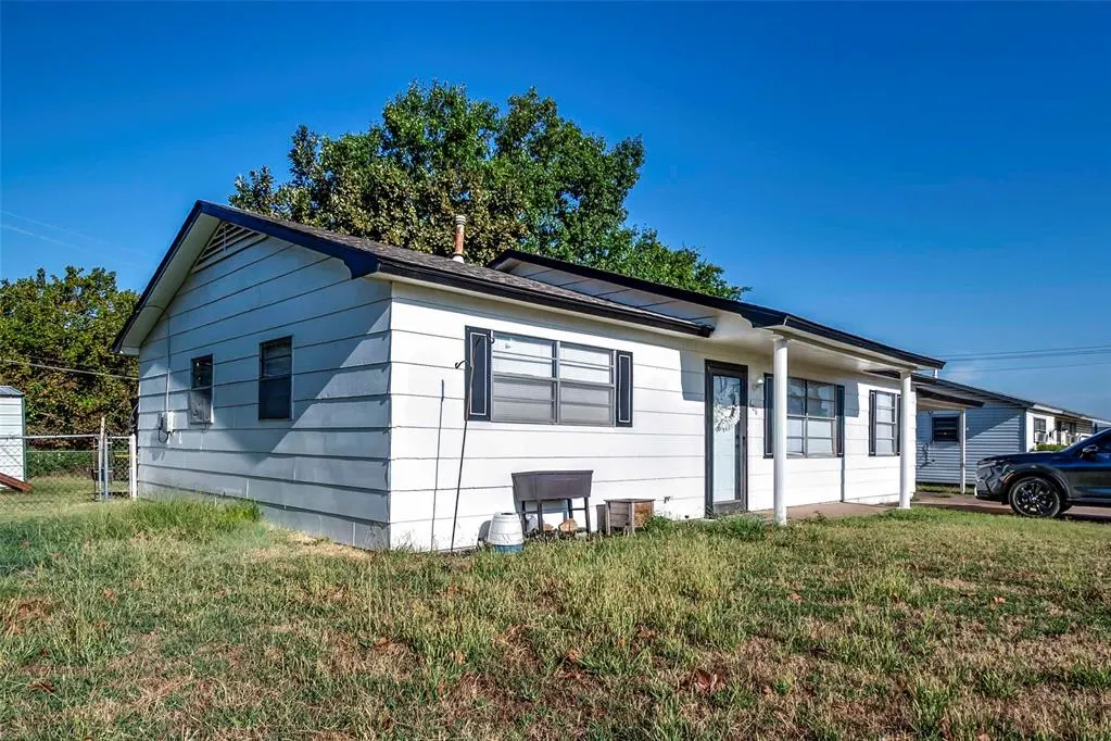 Photo 3 — 606 N Cedar Avenue, Stroud, OK 74079