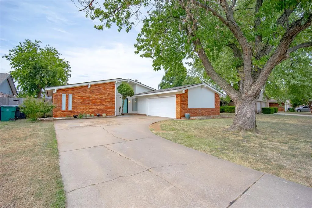 Front exterior — 10312 Fairfax Lane, Yukon, OK 73099