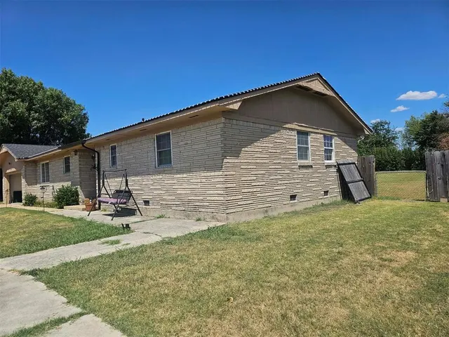 Photo 3 — 111 Hazelwood Street, Davis, OK 73030
