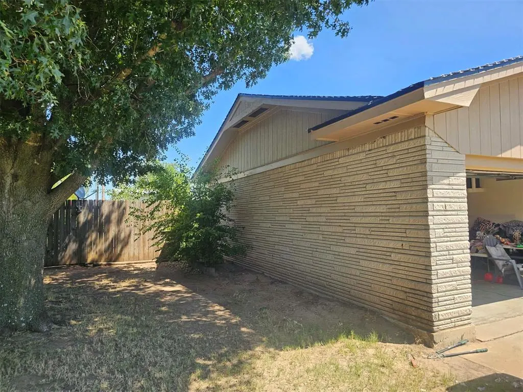 Photo 4 — 111 Hazelwood Street, Davis, OK 73030