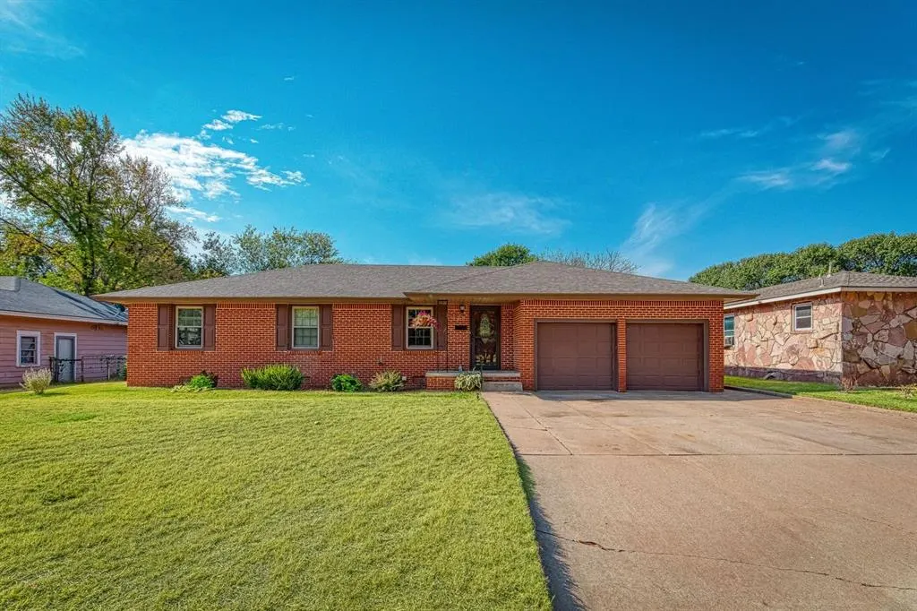 Front exterior — 328 W Country Club Boulevard, Elk City, OK 73644
