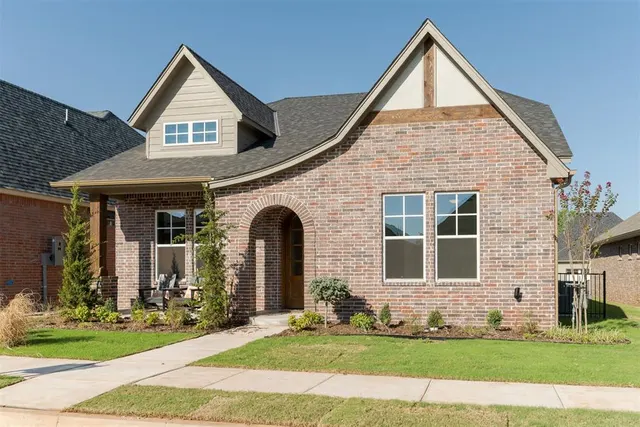 Photo 2 — 1917 Parkwood Avenue, Edmond, OK 73034