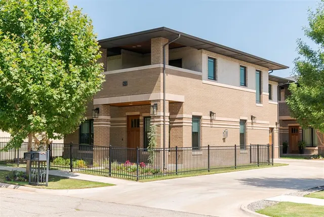Photo 2 — 923 NW 43rd, Oklahoma City, OK 73118