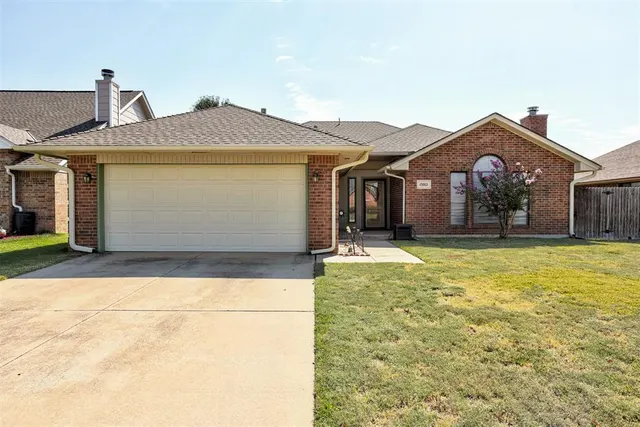 Photo 2 — 13012 Cloverleaf Lane, Oklahoma City, OK 73170