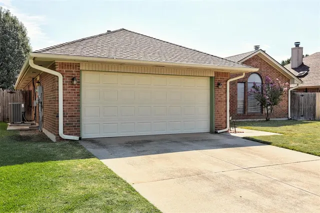 Photo 3 — 13012 Cloverleaf Lane, Oklahoma City, OK 73170