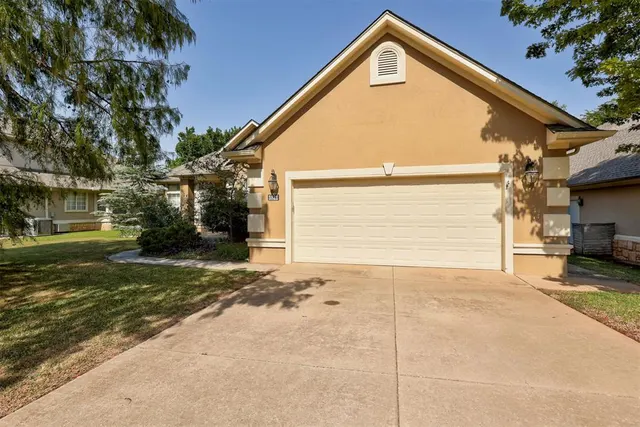 Photo 3 — 3821 Woodshadow Road, Edmond, OK 73003