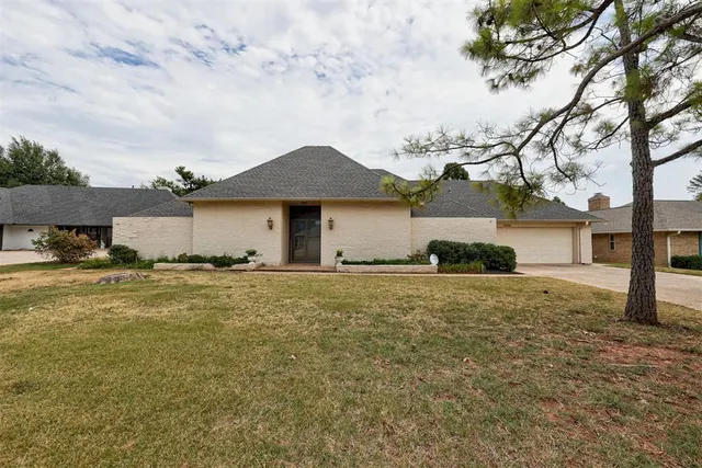 Photo 2 — 12500 Arrowhead Terrace, Oklahoma City, OK 73120