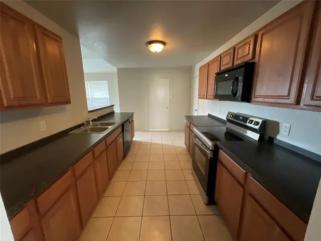 Photo 6 — 5517 Del Creek Road, Oklahoma City, OK 73117