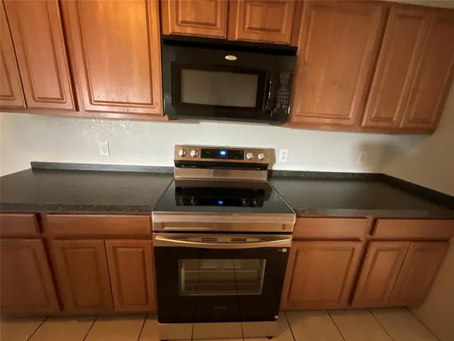 Photo 7 — 5517 Del Creek Road, Oklahoma City, OK 73117