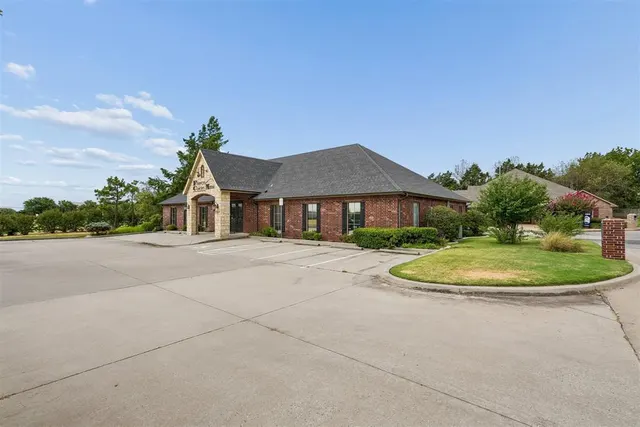 Photo 4 — 2949 S Bryant Avenue, Edmond, OK 73013