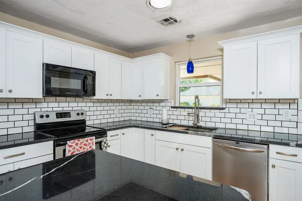 Photo 9 — 3108 Chaucer Drive, Oklahoma City, OK 73120