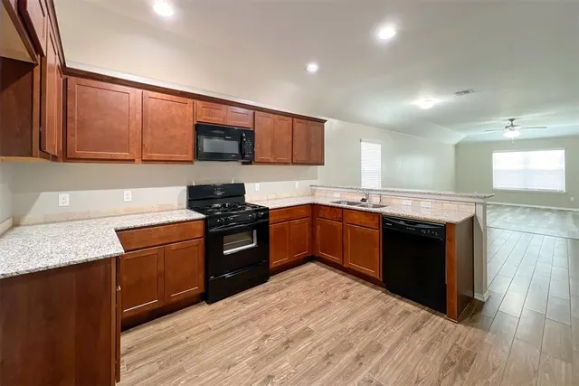 Photo 5 — 737 Christian Lane, Yukon, OK 73099