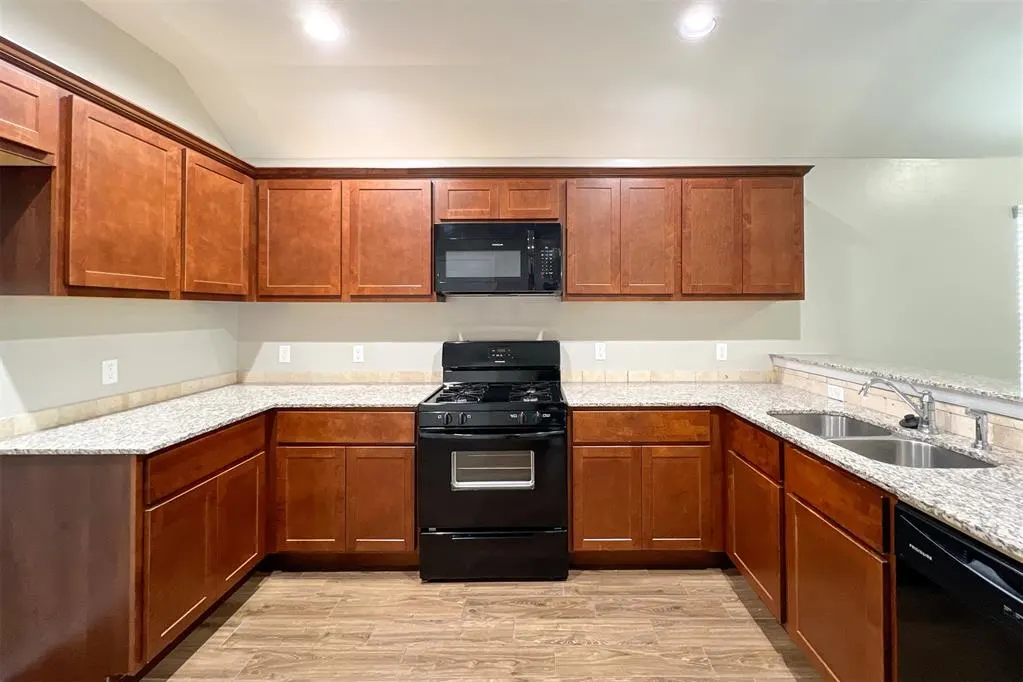 Photo 6 — 737 Christian Lane, Yukon, OK 73099
