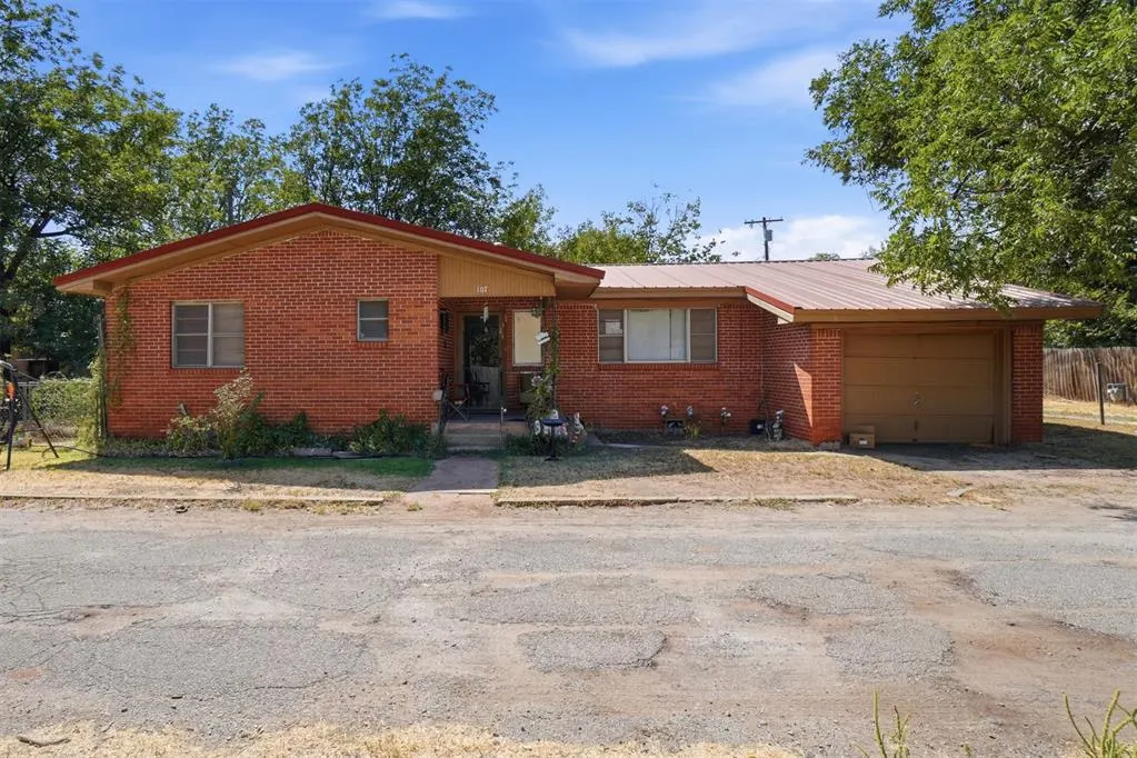 Front exterior — 107 N Maryland Avenue, Mangum, OK 73554