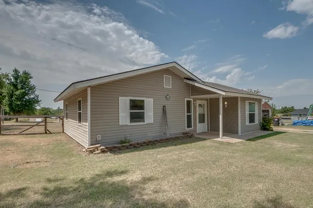 Photo 2 — 965 Cabin Road, Harrah, OK 73045