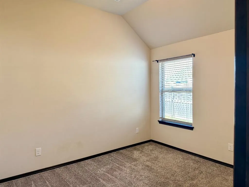 Photo 16 — 10432 NW 33rd Street, Yukon, OK 73099