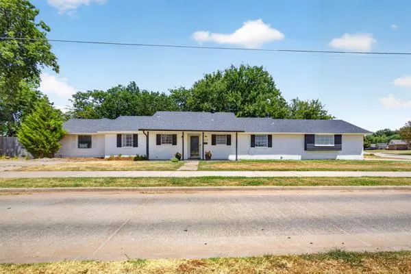 Front exterior — 1460 N Broadway Avenue, Moore, OK 73160