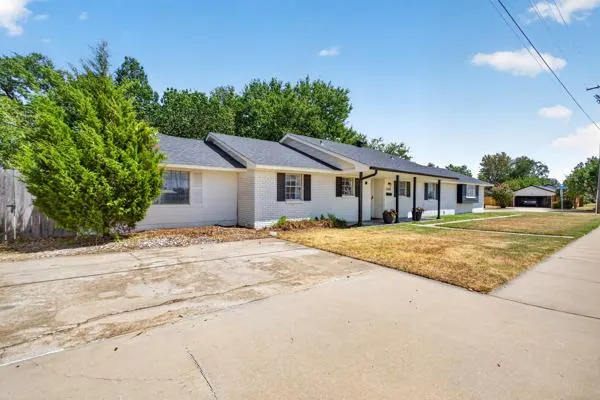 Photo 2 — 1460 N Broadway Avenue, Moore, OK 73160