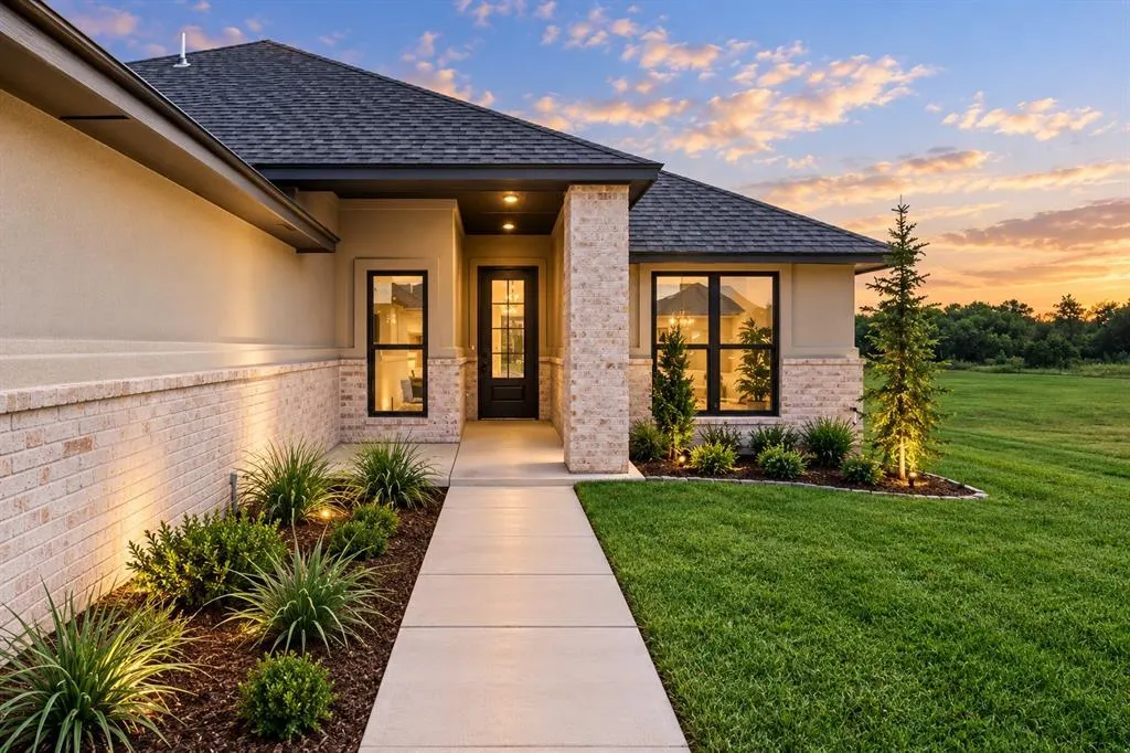 Photo 2 — 4908 Vine Cliff Road, Mustang, OK 73064