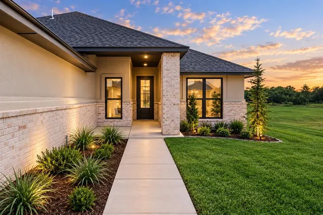 Photo 2 — 4908 Vine Cliff Road, Mustang, OK 73064