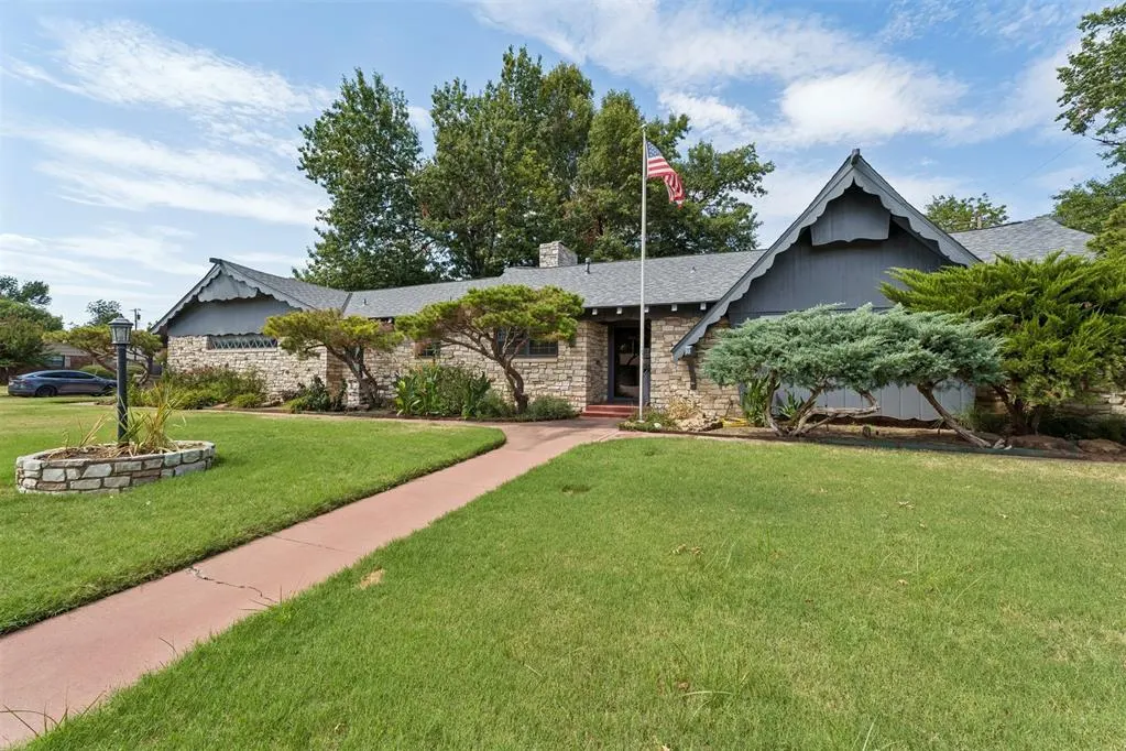 Photo 2 — 1527 Holliday Drive, Norman, OK 73069