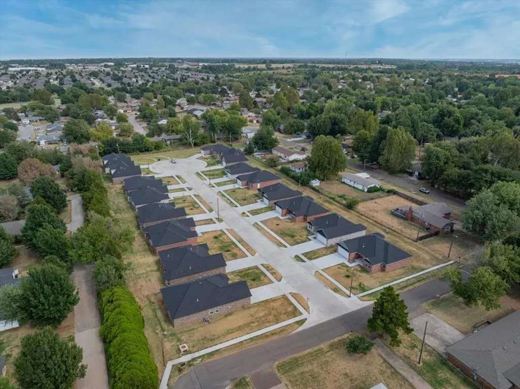 Photo 33 — 212 E Abbot Lane, Mustang, OK 73064