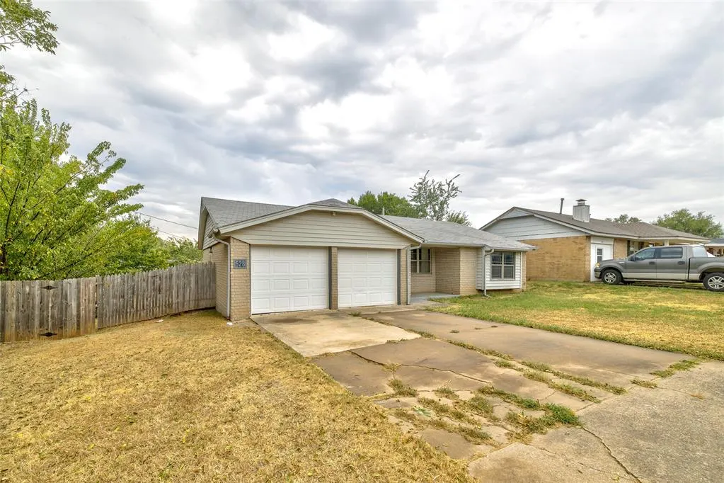 Photo 4 — 628 Baer Drive, Moore, OK 73160