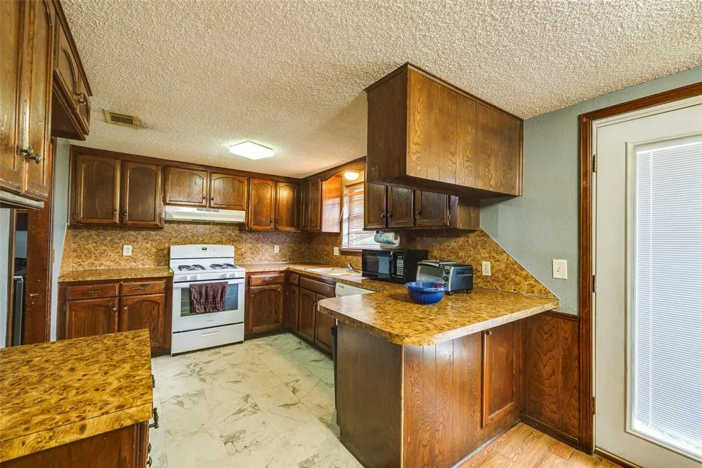 Photo 13 — 628 Baer Drive, Moore, OK 73160