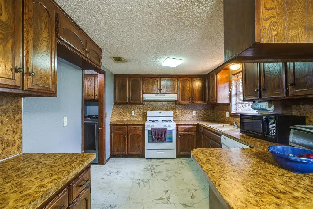 Photo 14 — 628 Baer Drive, Moore, OK 73160