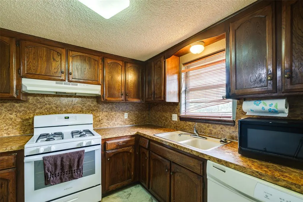 Photo 16 — 628 Baer Drive, Moore, OK 73160