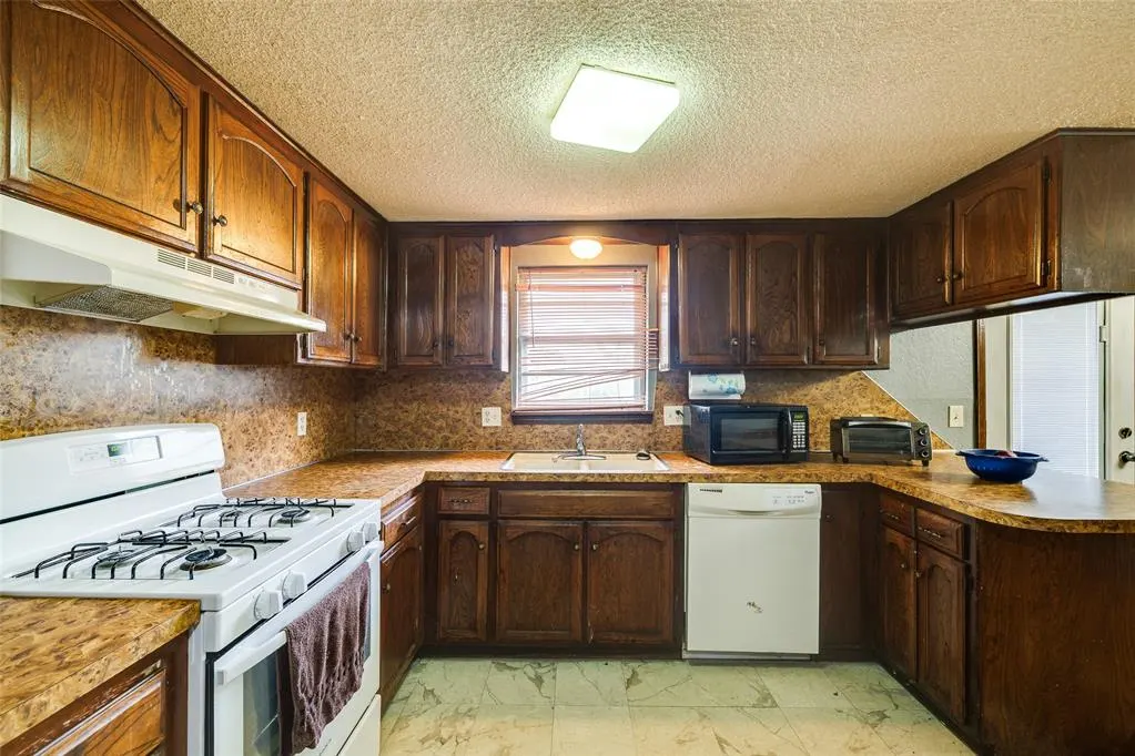 Photo 17 — 628 Baer Drive, Moore, OK 73160