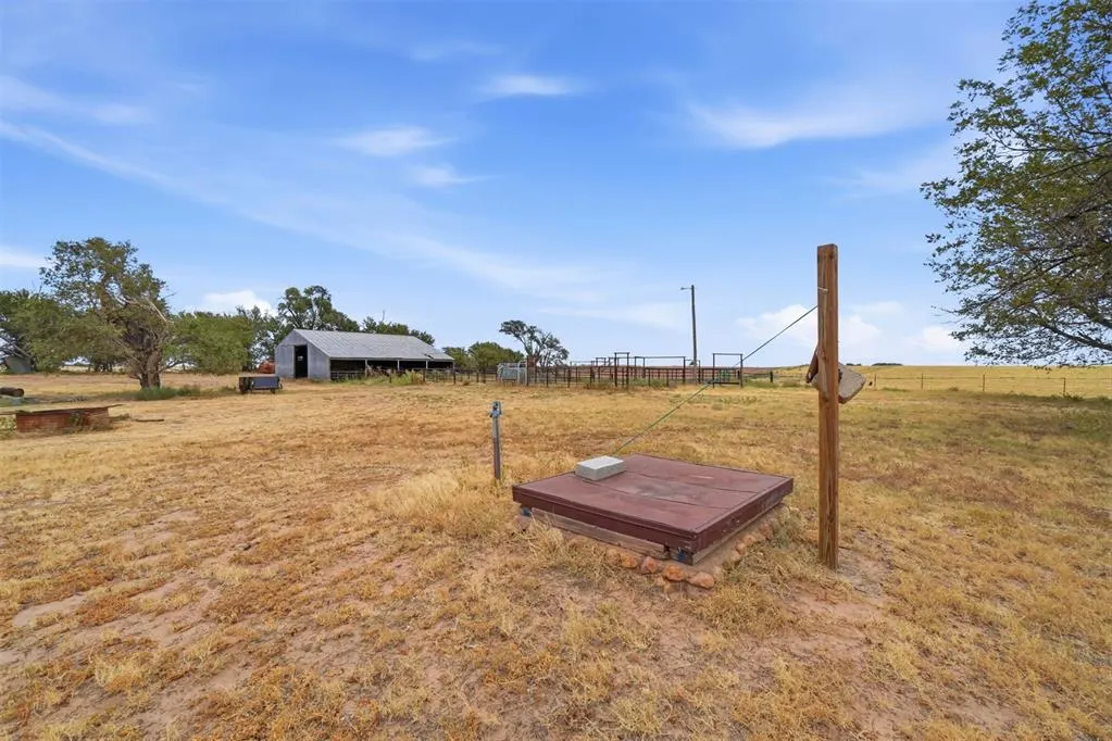 Photo 33 — 30749 N County Road 2030 Road, Granite, OK 73547