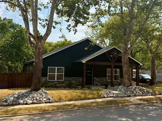 Photo 2 — 402 SE 1st Avenue, Ardmore, OK 73401