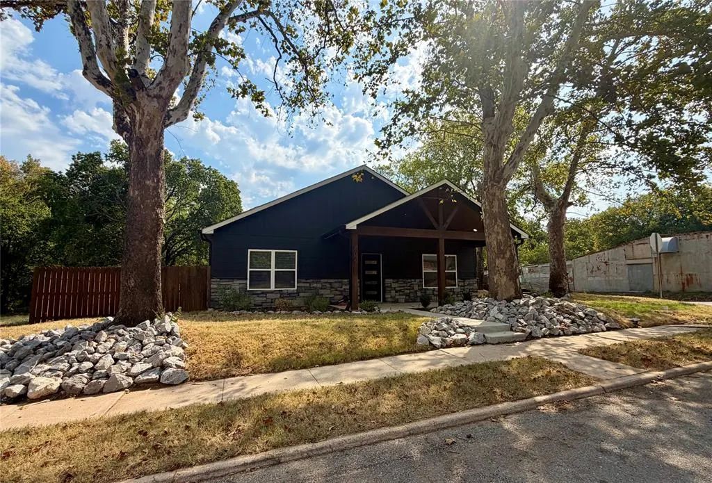 Photo 3 — 402 SE 1st Avenue, Ardmore, OK 73401