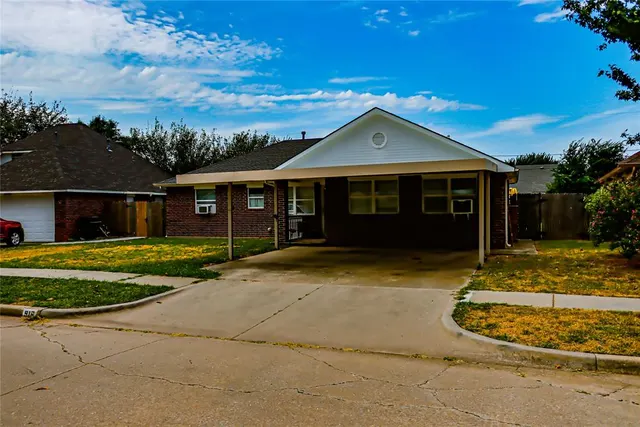 Photo 3 — 916 N Windermere Drive, Oklahoma City, OK 73160