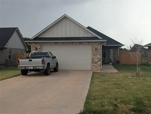 Photo 2 — 431 NW 116th Street, Oklahoma City, OK 73114
