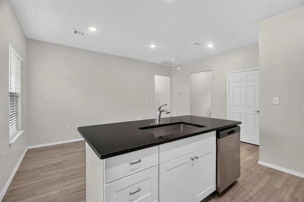 Photo 5 — 431 NW 116th Street, Oklahoma City, OK 73114