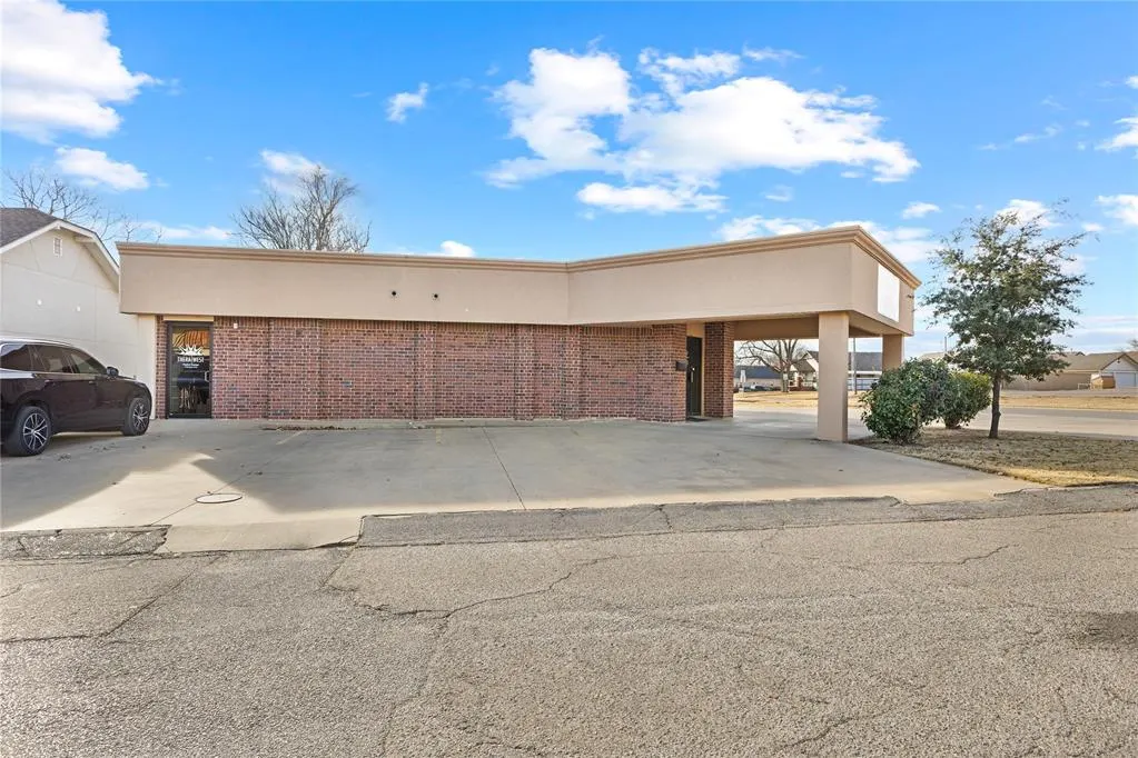 Photo 3 — 424 N State Street, Weatherford, OK 73096