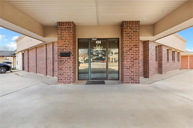 Photo 4 — 424 N State Street, Weatherford, OK 73096