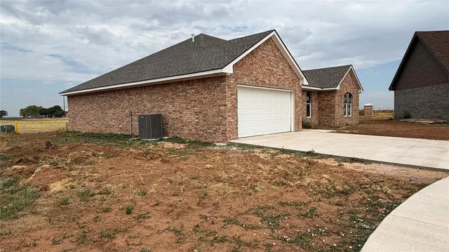 Photo 2 — 3325 Continental Court, Altus, OK 73521
