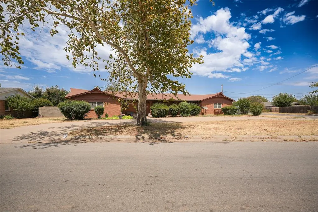 Front exterior — 1909 Willard Drive, Altus, OK 73521