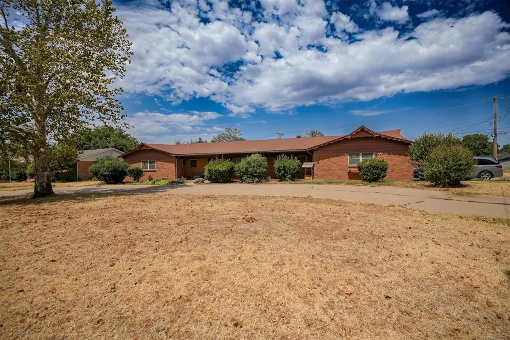 Photo 2 — 1909 Willard Drive, Altus, OK 73521