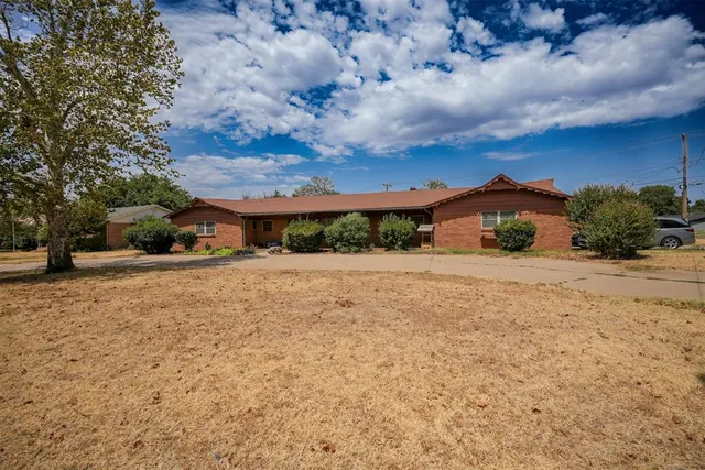 Photo 2 — 1909 Willard Drive, Altus, OK 73521