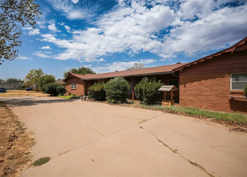 Photo 3 — 1909 Willard Drive, Altus, OK 73521