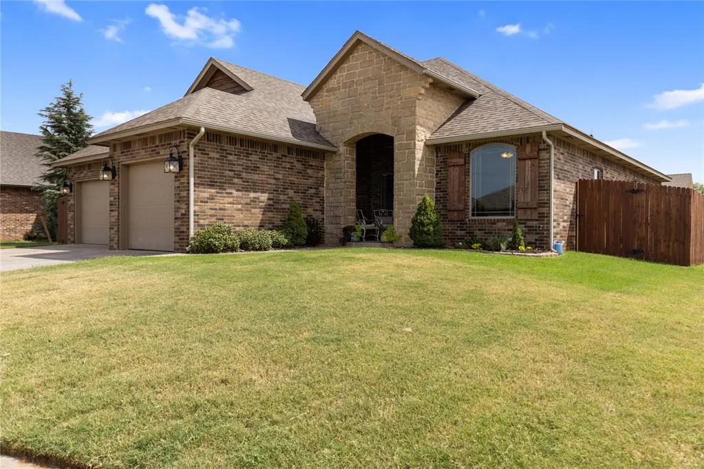 Photo 2 — 10916 SW 35th Terrace, Yukon, OK 73099
