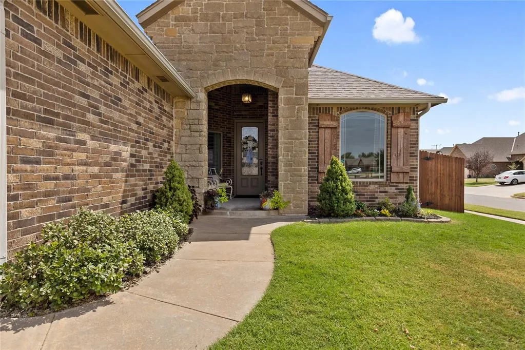 Photo 3 — 10916 SW 35th Terrace, Yukon, OK 73099