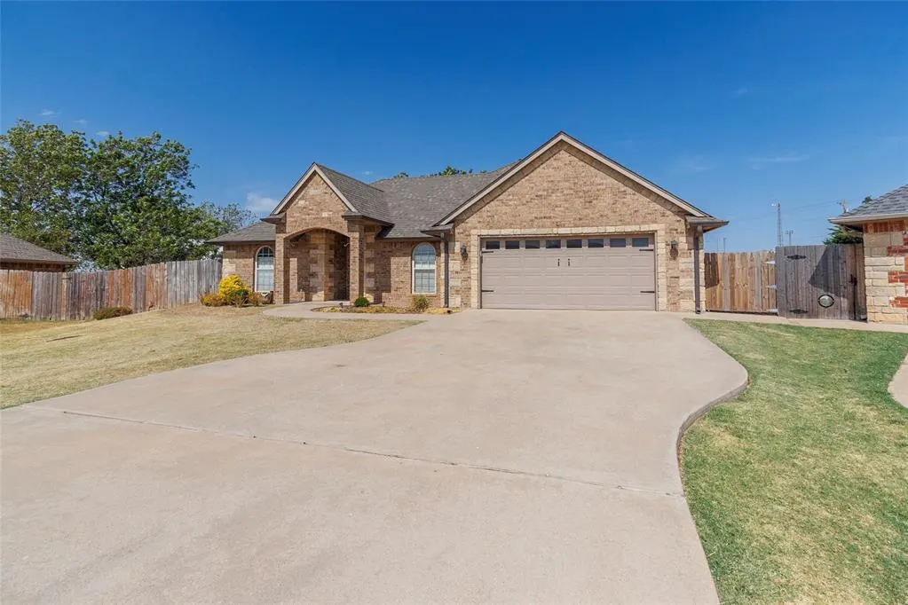 Photo 2 — 1105 Hershel Drive, Elgin, OK 73538